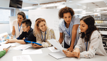 profesor con alumnos