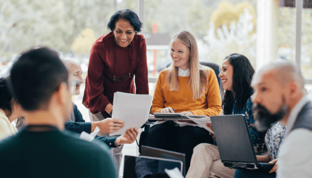 empleados en reunión